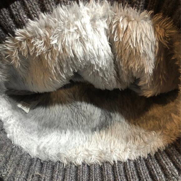 NWT VITALLA KNIT HAT WITH POM POM fleece lined gray